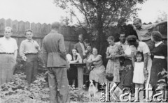 1940, Lwów, Ukraina, ZSRR.
Grupa osób w ogródku domu przy ul. Gipsowej, w którym do dnia wywózki 29.06.1940 mieszkała rodzina Pełczyńskich.
Fot. Bolesław Pełczyński, zbiory Ośrodka KARTA, album rodzinny udostępnił Włodzimierz Pełczyński.

