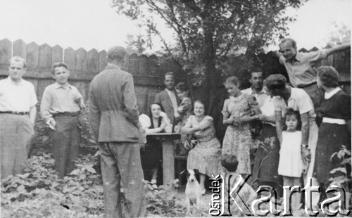 1940, Lwów, Ukraina, ZSRR.
Grupa osób w ogródku domu przy ul. Gipsowej, w którym do dnia wywózki 29.06.1940 mieszkała rodzina Pełczyńskich.
Fot. Bolesław Pełczyński, zbiory Ośrodka KARTA, album rodzinny udostępnił Włodzimierz Pełczyński.

