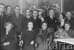 24.12.1939, Lwów, Ukraina, ZSRR.
Wigilia Bożego Narodzenia u państwa Wieczystych, siedzą od prawej: Aniela Pełczyńska, pani Landau'owa, z prawej stoi pan Wieczysty i jego żona, trzeci z lewej pan Landau.
Fot. Bolesław Pełczyński, zbiory Ośrodka KARTA, album rodzinny udostępnił Włodzimierz Pełczyński.

