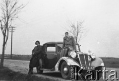 1940, Lwów okolice, Ukraina, ZSRR.
Droga do Brzuchowic, na masce samochodu siedzi Aniela Pełczyńska.
Fot. Bolesław Pełczyński, zbiory Ośrodka KARTA, album rodzinny udostępnił Włodzimierz Pełczyński.

