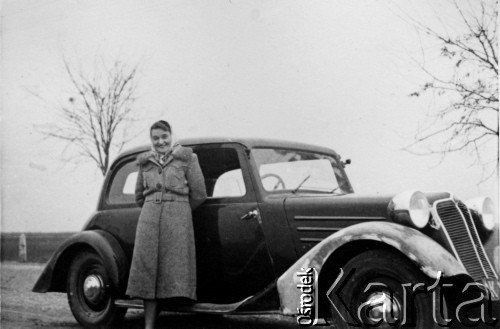 1940, Lwów okolice, Ukraina, ZSRR.
Droga do Brzuchowic, przy samochodzie stoi Aniela Pełczyńska.
Fot. Bolesław Pełczyński, zbiory Ośrodka KARTA, album rodzinny udostępnił Włodzimierz Pełczyński.

