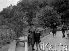 1940, Lwów lub Stryj, Ukraina, ZSRR.
Na wycieczce w parku.
Fot. Bolesław Pełczyński, zbiory Ośrodka KARTA, album rodzinny udostępnił Włodzimierz Pełczyński.

