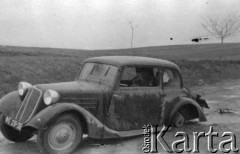 1940, Lwów okolice, Ukraina, ZSRR.
Droga do Sambora, samochód bez tylnych kół porzucony w czasie działań wojennych.
Fot. Bolesław Pełczyński, zbiory Ośrodka KARTA, album rodzinny udostępnił Włodzimierz Pełczyński.

