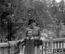 1940, Lwów lub Stryj, Ukraina, ZSRR.
Na spacerze w parku.
Fot. Bolesław Pełczyński, zbiory Ośrodka KARTA, album rodzinny udostępnił Włodzimierz Pełczyński.


