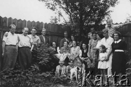 1940, Lwów, Ukraina, ZSRR.
Ogródek domu przy ul. Gipsowej, w którym do dnia wywózki 29.06.1940 mieszkała rodzina Pełczyńskich, drugi z lewej stoi Bolesław Pełczyński, w środku z psem siedzi jego syn Włodzimierz.
Fot. NN, zbiory Ośrodka KARTA, album rodzinny udostępnił Włodzimierz Pełczyński.

