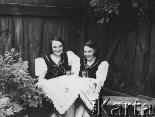 1940, Lwów, Ukraina, ZSRR.
Ogródek domu przy ul. Gipsowej, w którym do dnia wywózki 29.06.1940 mieszkała rodzina Pełczyńskich, dwie młode kobiety.
Fot. Bolesław Pełczyński, zbiory Ośrodka KARTA, album rodzinny udostępnił Włodzimierz Pełczyński.

