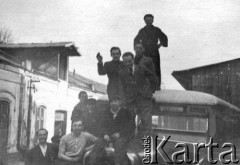 1940, Lwów, Ukraina, ZSRR.
Awto-Traktorno Remontnyj Zawod, przedwojenna fabryka maszyn żniwnych, grupa pracowników.
Fot. Bolesław Pełczyński, zbiory Ośrodka KARTA, album rodzinny udostępnił Włodzimierz Pełczyński.

