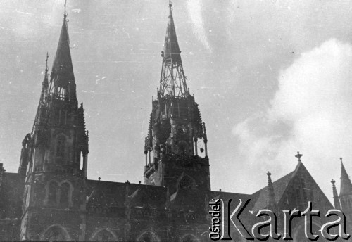 1940, Lwów, Ukraina, ZSRR.
Wieże kościoła św. Elżbiety.
Fot. Bolesław Pełczyński, zbiory Ośrodka KARTA, album rodzinny udostępnił Włodzimierz Pełczyński.

