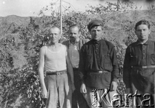 Sierpień 1940, Posiołek 45 - Pierierożdienie, Sierowski rejon, Swierdłowski obwód, ZSRR.
Drugi od lewej stoi Bolesław Pełczyński.
Fot. NN, zbiory Ośrodka KARTA, album rodzinny udostępnił Włodzimierz Pełczyński.

