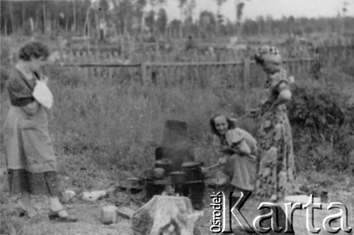 1940, Posiołek 45 - Pierierożdienie, Sierowski rejon, Swierdłowski obwód, ZSRR.
Pierwsze obiady gotowane przed domem.
Fot. Bolesław Pełczyński, zbiory Ośrodka KARTA, album rodzinny udostępnił Włodzimierz Pełczyński.

