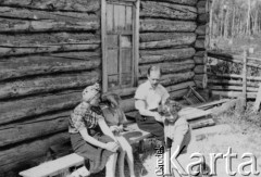 1940, Posiołek 45 - Pierierożdienie, Sierowski rejon, Swierdłowski obwód, ZSRR.
Rodzina Pełczyńskich i córka ich sąsiadki przed domem.
Fot. NN, zbiory Ośrodka KARTA, album rodzinny udostępnił Włodzimierz Pełczyński.

