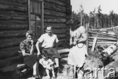 1940, Posiołek 45 - Pierierożdienie, Sierowski rejon, Swierdłowski obwód, ZSRR.
Rodzina Pełczyńskich i córka ich sąsiadki na podwórku przed domem.
Fot. NN, zbiory Ośrodka KARTA, album rodzinny udostępnił Włodzimierz Pełczyński.

