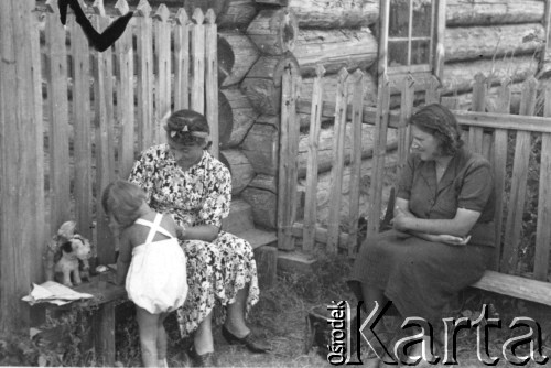 1940, Posiołek 45 - Pierierożdienie, Sierowski rejon, Swierdłowski obwód, ZSRR.
Zesłańcy, z lewej siedzi Aniela Pełczyńska.
Fot. Bolesław Pełczyński, zbiory Ośrodka KARTA, album rodzinny udostępnił Włodzimierz Pełczyński.

