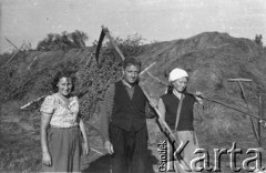 Lato 1940, Sierowski rejon, Swierdłowski obwód, ZSRR.
Sianokosy nad rzeką Sośwą, kilkanaście kilometrów od posiołka Pierierożdienie, państwo Lemerowie na tle szałasu z siana.
Fot. Bolesław Pełczyński, zbiory Ośrodka KARTA, album rodzinny udostępnił Włodzimierz Pełczyński.

