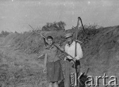 Lato 1940, Sierowski rejon, Swierdłowski obwód, ZSRR.
Sianokosy nad rzeką Sośwą, kilkanaście kilometrów od posiołka Pierierożdienie, żniwiarze - zesłańcy.
Fot. Bolesław Pełczyński, zbiory Ośrodka KARTA, album rodzinny udostępnił Włodzimierz Pełczyński.

