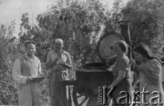 Lato 1940, Sierowski rejon, Swierdłowski obwód, ZSRR.
Sianokosy nad Sośwą, kilkanaście kilometrów od posiołka Pierierożdienie, kuchnia polowa.
Fot. Bolesław Pełczyński, zbiory Ośrodka KARTA, album rodzinny udostępnił Włodzimierz Pełczyński.

