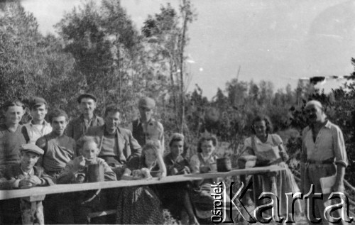 Lato 1940, Sierowski rejon, Swierdłowski obwód, ZSRR.
Sianokosy nad Sośwą, kilkanaście kilometrów od posiołka Pierierożdienie, posiłek żniwiarzy.
Fot. Bolesław Pełczyński, zbiory Ośrodka KARTA, album rodzinny udostępnił Włodzimierz Pełczyński.

