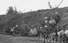 Lato 1940, Sierowski rejon, Swierdłowski obwód, ZSRR.
Sianokosy nad Sośwą, kilkanaście kilometrów od posiołka Pierierożdienie, posiłek żniwiarzy.
Fot. Bolesław Pełczyński, zbiory Ośrodka KARTA, album rodzinny udostępnił Włodzimierz Pełczyński.

