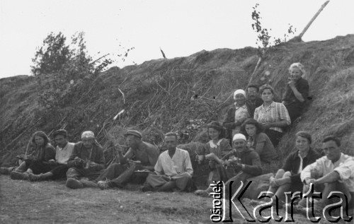 Lato 1940, Sierowski rejon, Swierdłowski obwód, ZSRR.
Sianokosy nad Sośwą, kilkanaście kilometrów od posiołka Pierierożdienie, posiłek żniwiarzy.
Fot. Bolesław Pełczyński, zbiory Ośrodka KARTA, album rodzinny udostępnił Włodzimierz Pełczyński.

