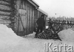 1940-1941, Posiołek 45 - Pierierożdienie, Sierowski rejon, Swierdłowski obwód, ZSRR.
Bolesław Pełczyński przygotowuje drewno na opał.
Fot. NN, zbiory Ośrodka KARTA, album rodzinny udostępnił Włodzimierz Pełczyński.

