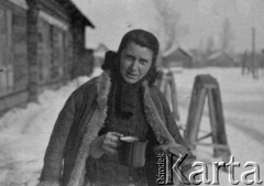 Zima 1940-1941, Posiołek 45 - Pierierożdienie, Sierowski rejon, Swierdłowski obwód, ZSRR.
Kobieta z chlebem i kubkiem herbaty.
Fot. Bolesław Pełczyński, zbiory Ośrodka KARTA, album rodzinny udostępnił Włodzimierz Pełczyński.

