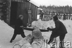 Zima 1940-1941, Posiołek 45 - Pierierożdienie, Sierowski rejon, Swierdłowski obwód, ZSRR.
Aniela Pełczyńska z synem Włodzimierzem podczas piłowania drewna na opał.
Fot. Bolesław Pełczyński, zbiory Ośrodka KARTA, album rodzinny udostępnił Włodzimierz Pełczyński.

