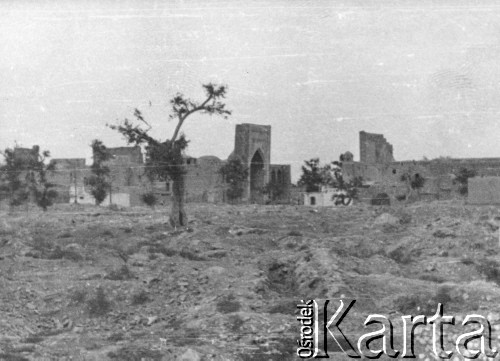 Jesień 1941, Buchara, Uzbekistan, ZSRR.
Ruiny części miasta z czasów pacyfikacji po rewolucji.
Fot. Bolesław Pełczyński, zbiory Ośrodka KARTA, album rodzinny udostępnił Włodzimierz Pełczyński.

