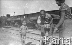 Jesień 1941, Buchara, Uzbekistan, ZSRR.
Grupa osób na stacji kolejowej.
Fot. Bolesław Pełczyński, zbiory Ośrodka KARTA, album rodzinny udostępnił Włodzimierz Pełczyński.

