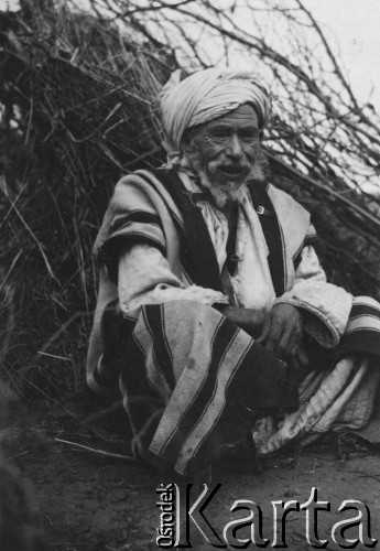 1942, brak miejsca
Stary Arab siedzący na ziemi.
Fot. NN, zbiory Ośrodka KARTA, album rodzinny udostępnił Włodzimierz Pełczyński.

