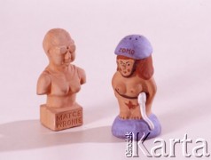 Lata 80-te, Polska.
 Satyryczne, ceramiczne figurki, produkowane przez artystkę-plastyczkę Marylę Panikowską. Tego typu wyroby rzemiosła artystycznego stanowiły trwałą pamiątkę z różnorodnych imprez i wydarzeń organizowanych przez różnorodne środowiska opozycji.
 Dar Maryli Panikowskiej.
 Fot. Jerzy Mąkowski, zbiory Ośrodka KARTA, zdjęcie wykonane w 2002 r.
   
