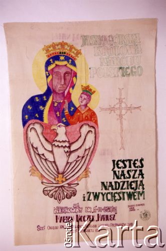 1982-1983, Polska.
 Internowani po 13.12.1981 często w więzieniach, obozach, internatach i ośrodkach odosobnienia zajmowali się różnrodną twórczością plastyczną bądź wydawniczą. Na zdjęciu transparent-makatka z widokiem Matki Boskiej Częstochowskiej z orłem i inwokacją: 
