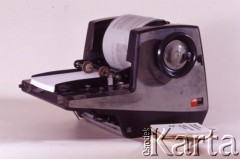 Lata 80-te, Polska.
 Drukarska maszyna offsetowa produkcji amerykańskiej z założoną na bębnie blachą-matrycą. Na takich maszynach, przemycanych w latach 80-tych z Zachodu, drukowało niezależne książki i gazetki wiele niezależnych wydawnictw.
 Fot. Jerzy Mąkowski, zbiory Ośrodka KARTA, zdjęcie wykonane w 2002 r.
   
