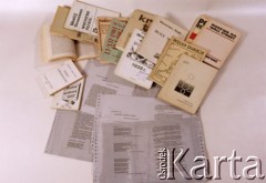 Lata 80-te, Polska. 
 Blachy offsetowe (szare arkusze z perforacją na obrzeżach) i książki wydrukowane techniką offsetową, wydane przez niezależne wydawnictwa.
 Fot. Jerzy Mąkowski, zbiory Ośrodka KARTA, zdjęcie wykonane w 2002 r.
   
