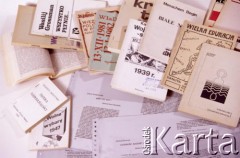 Lata 80-te, Polska. 
 Blachy offsetowe (szare arkusze z perforacją na obrzeżach) i książki wydrukowane techniką offsetową, wydane przez niezależne wydawnictwa.
 Fot. Jerzy Mąkowski, zbiory Ośrodka KARTA, zdjęcie wykonane w 2002 r.
   
