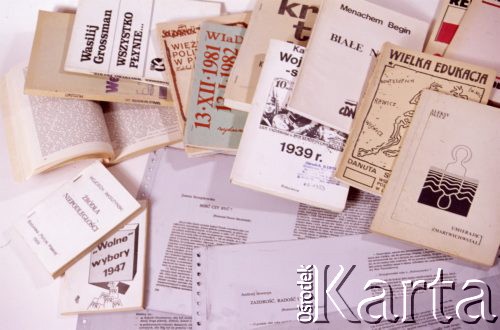 Lata 80-te, Polska. 
 Blachy offsetowe (szare arkusze z perforacją na obrzeżach) i książki wydrukowane techniką offsetową, wydane przez niezależne wydawnictwa.
 Fot. Jerzy Mąkowski, zbiory Ośrodka KARTA, zdjęcie wykonane w 2002 r.
   
