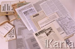 Lata 80-te, Polska. 
 Blachy offsetowe (szare arkusze z perforacją na obrzeżach) - matryce, na które nanoszono tekst, grafikę i ilustracje. Zakładane na bębny niewielkich, najczęściej przemycanych z Zachodu, drukarskich maszyn offsetowych przenosiły tekst i ilustracje na papier. Drukowane tą techniką książki, gazetki i ulotki osiągały kilku-, a nawet kilkunastotysięczne nakłady.
 Fot. Jerzy Mąkowski, zbiory Ośrodka KARTA, zdjęcie wykonane w 2002 r.
   
