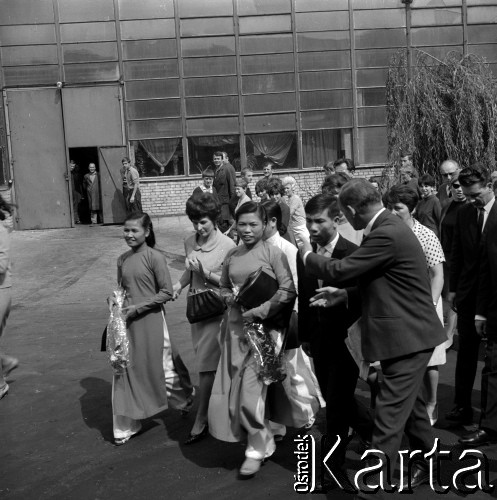 1967, Kielce, Polska.
Delegacja z Wietnamu z wizytą w Zakładach Precyzyjnych 