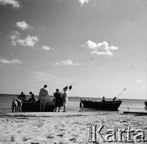 06-07.1968, Sopot, Polska.
Rybacy na sopockiej plaży, kobiety kupują świeże ryby.
Fot. Jerzy Mąkowski, zbiory Fundacji Ośrodka KARTA
