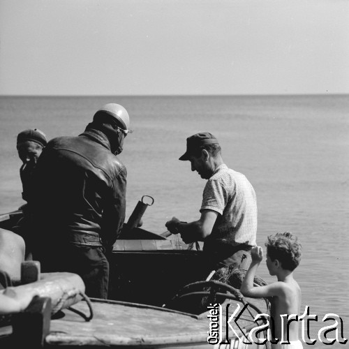 06-07.1968, Sopot, Polska.
Rybacy na sopockiej plaży.
Fot. Jerzy Mąkowski, zbiory Fundacji Ośrodka KARTA
