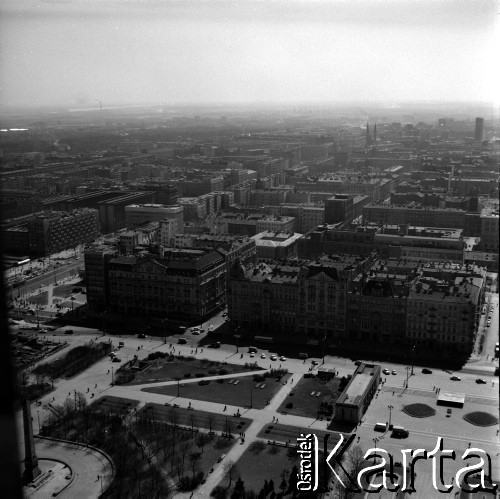 1969, Warszawa, Polska.
Panorama miasta z tarasu widokowego Pałacu Kultury i Nauki. N/z aleje Jerozolimskie.
Fot. Jerzy Mąkowski, zbiory Fundacji Ośrodka KARTA