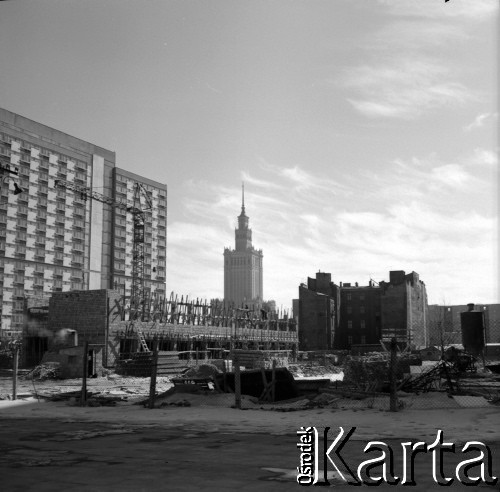 1969, Warszawa, Polska.
Osiedle Za Żelazną Bramą przy ulicy Grzybowskiej, w tle Pałac Kultury i Nauki.
Fot. Jerzy Mąkowski, zbiory Fundacji Ośrodka KARTA