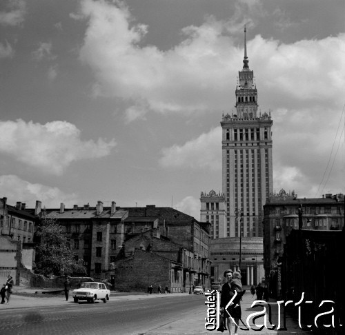 1969, Warszawa, Polska.
Ulica Złota, w głębi Pałac Kultury i Nauki i Sala Kongresowa.
Fot. Jerzy Mąkowski, zbiory Fundacji Ośrodka KARTA