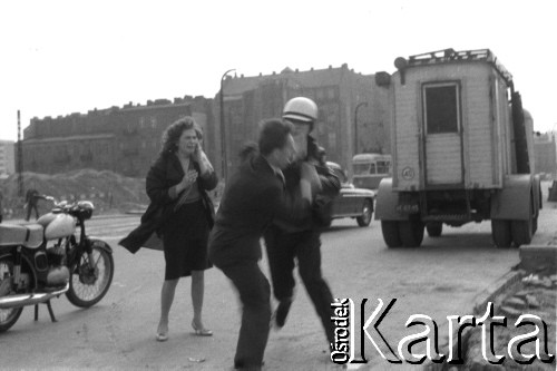 1965, Warszawa, Polska.
Bójka uliczna.
Fot. Jerzy Mąkowski, zbiory Fundacji Ośrodka KARTA