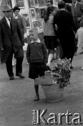 1965, Kraków, Polska.
Stoisko z obwarzankami na Rynku.
Fot. Jerzy Mąkowski, zbiory Fundacji Ośrodka KARTA