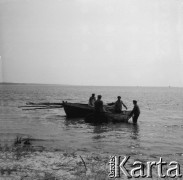 06-07.1969, Hel, Polska.
Rybacy wyciągający sieci.
Fot. Jerzy Mąkowski, zbiory Fundacji Ośrodka KARTA