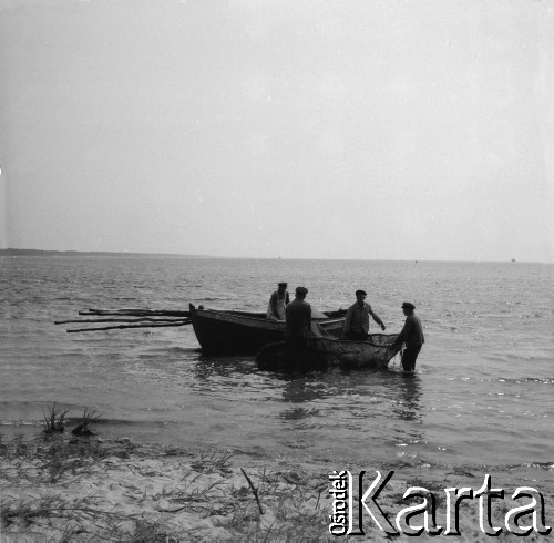 06-07.1969, Hel, Polska.
Rybacy wyciągający sieci.
Fot. Jerzy Mąkowski, zbiory Fundacji Ośrodka KARTA