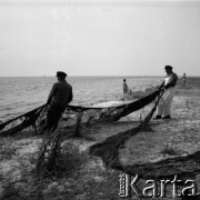 06-07.1969, Hel, Polska.
Rybacy wyciągający sieci.
Fot. Jerzy Mąkowski, zbiory Fundacji Ośrodka KARTA
