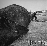 06-07.1969, Hel, Polska.
Rybacy wyciągający sieci.
Fot. Jerzy Mąkowski, zbiory Fundacji Ośrodka KARTA