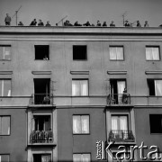 1969, Kielce, Polska.
Zawody kartingowe, n/z publiczność w oknach i na dachu domu.
Fot. Jerzy Mąkowski, zbiory Fundacji Ośrodka KARTA
