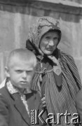 1.05.1966, Kielce, Polska.
Pochód pierwszomajowy, n/z kobieta i dziecko obserwują pochód.
Fot. Jerzy Mąkowski, zbiory Fundacji Ośrodka KARTA